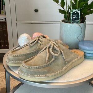 Clarks Original Men’s Desert Nomad Mule Pale Grey Suede